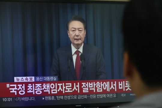 윤석열 대통령이 대국민 담화를 통해 비상계엄 사태에 대한 입장을 직접 표명한 7일 오전 서울 시내 한 가정집에서 시민들이 관련 방송을 지켜보고 있다. [연합뉴스]